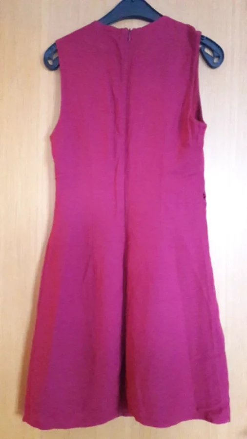 Illustration de Robe bordeaux Mango
