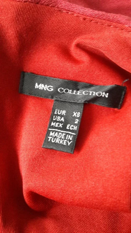 Illustration de Robe bordeaux Mango