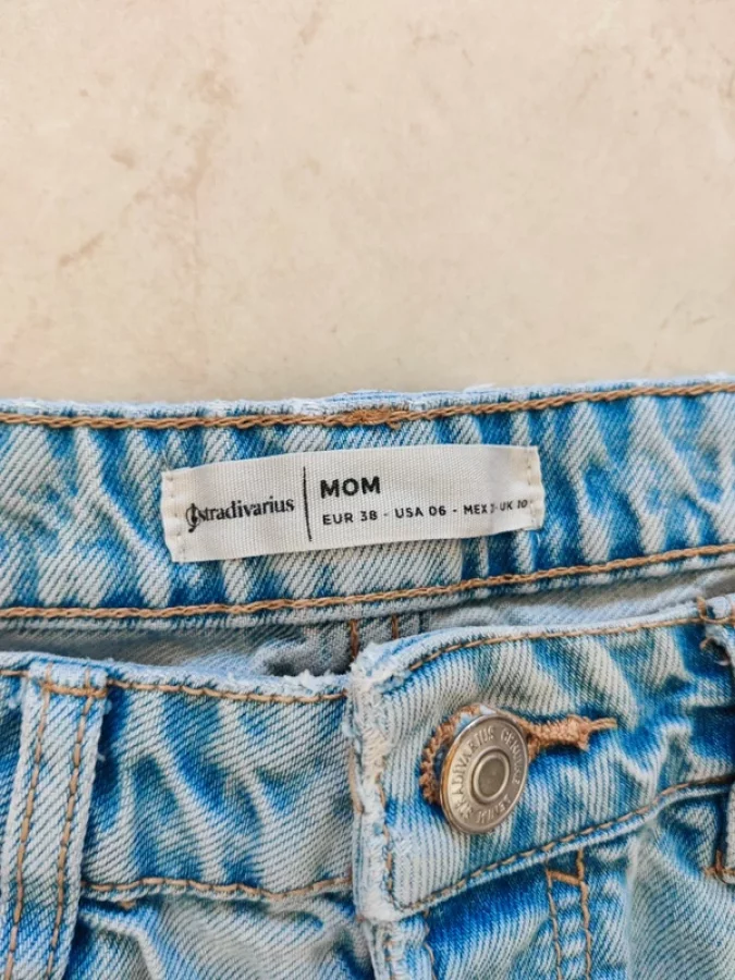 Illustration de Jeans grunge déchiré Stradivarius