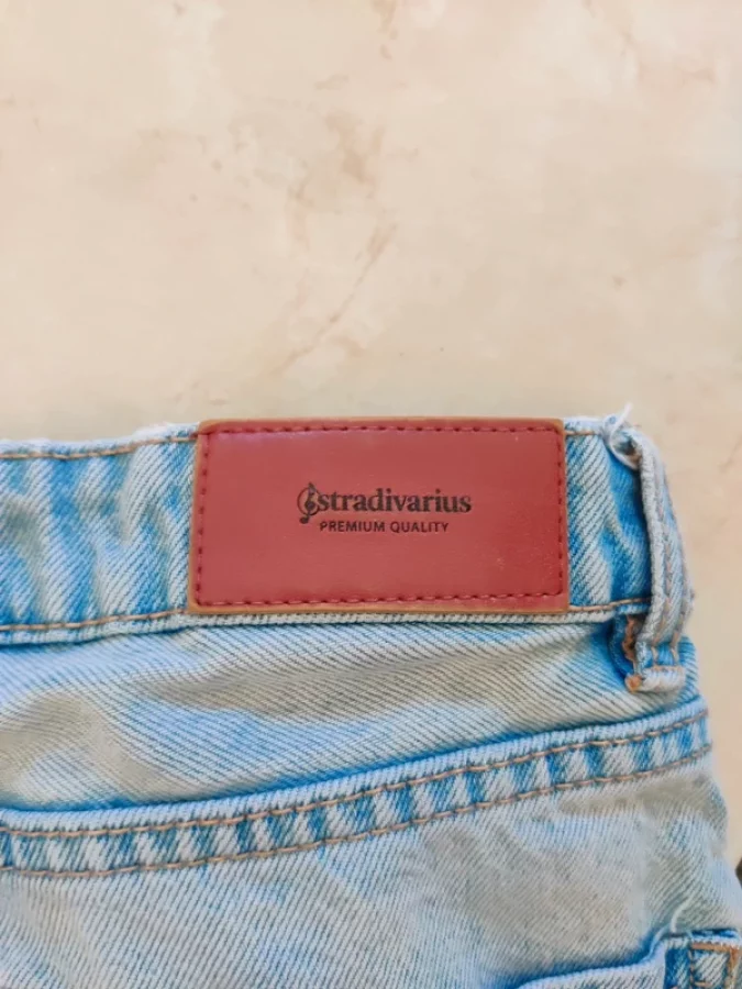 Illustration de Jeans grunge déchiré Stradivarius