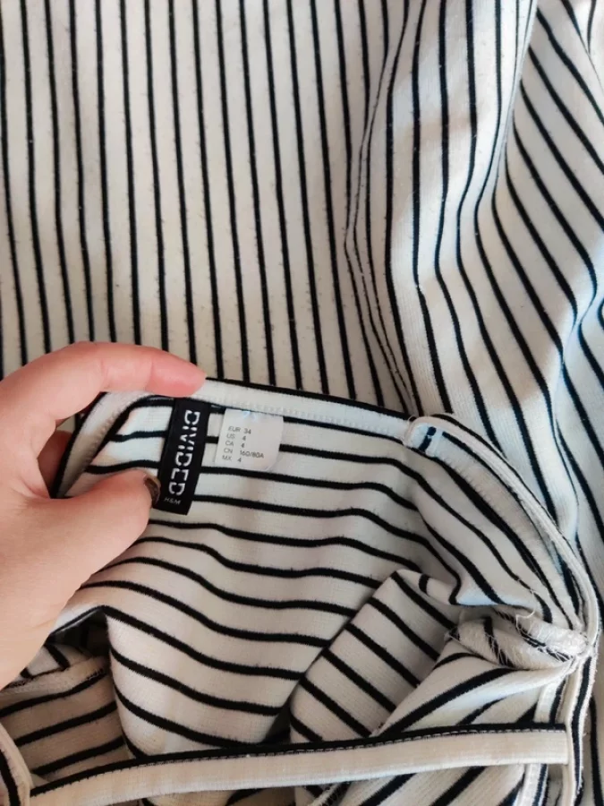 Illustration de Robe lignée 👗