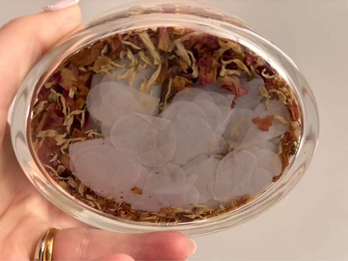 Illustration de Boîte à alliances en verre