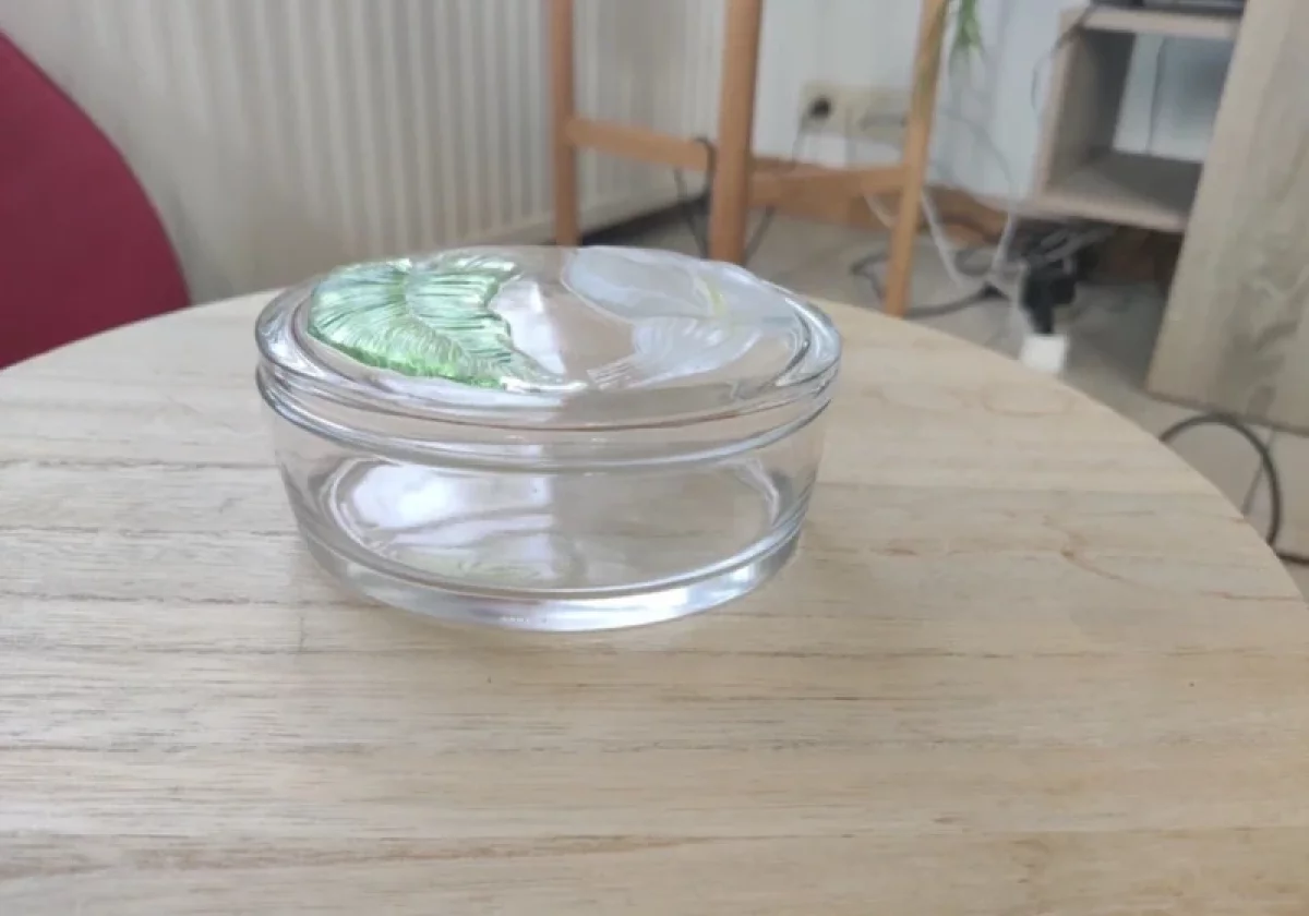 Illustration de Boîte à alliances en verre