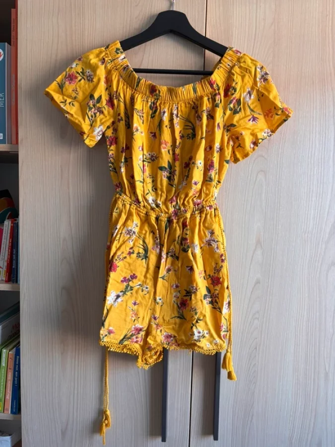 Illustration de Combo short jaune fleurie