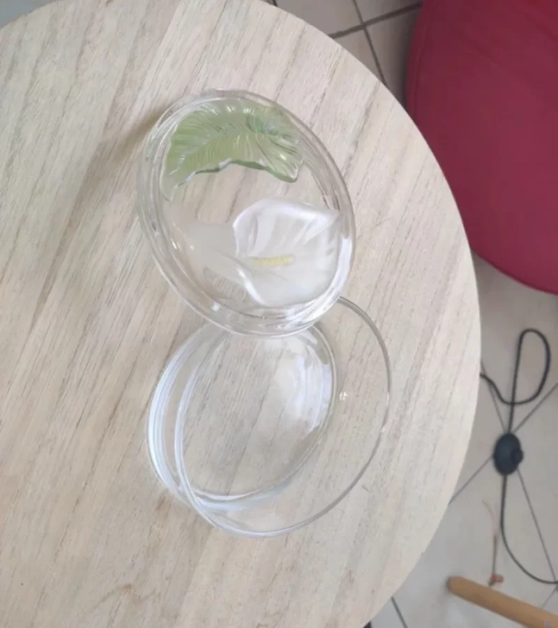 Illustration de Boîte à alliances en verre