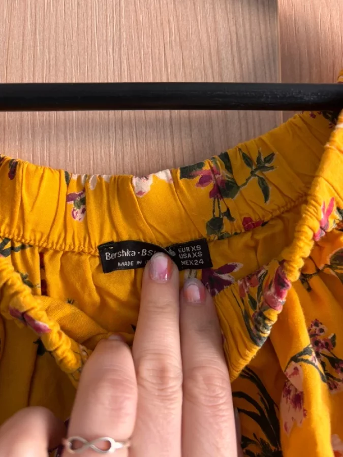 Illustration de Combo short jaune fleurie