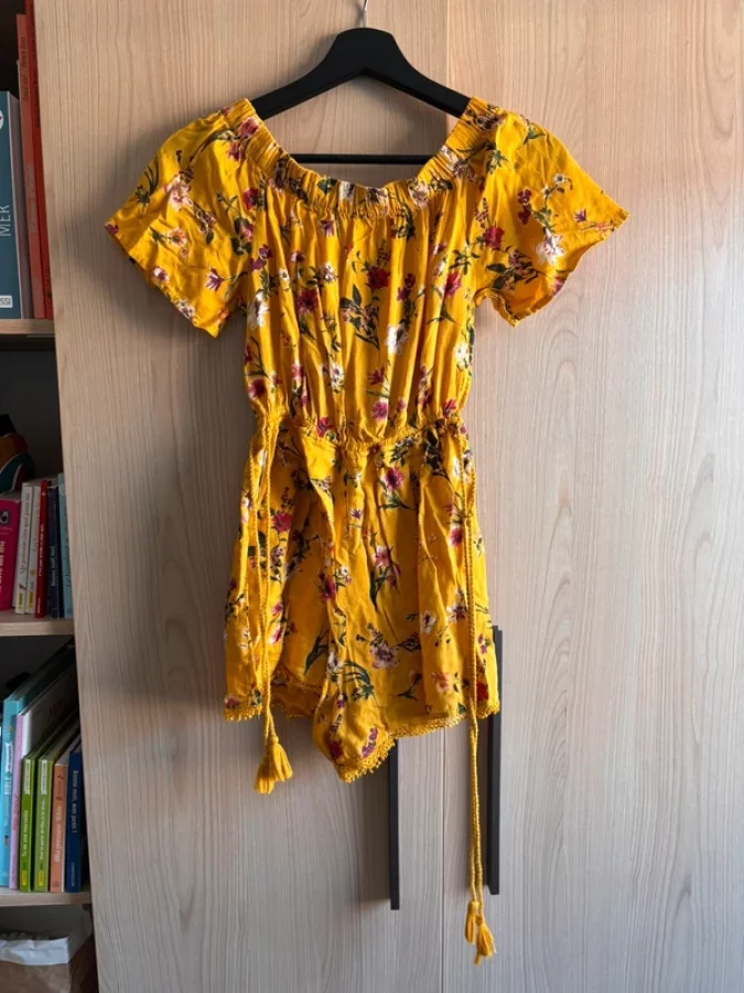 Illustration de Combo short jaune fleurie