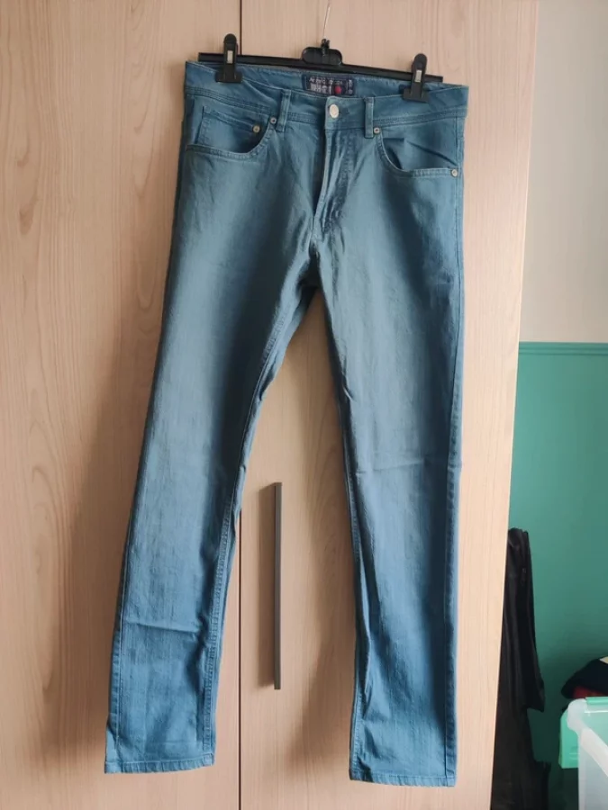 Illustration de Jeans homme bleu canard