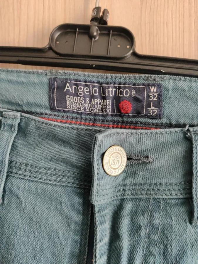 Illustration de Jeans homme bleu canard