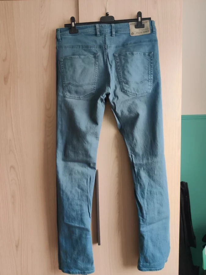 Illustration de Jeans homme bleu canard