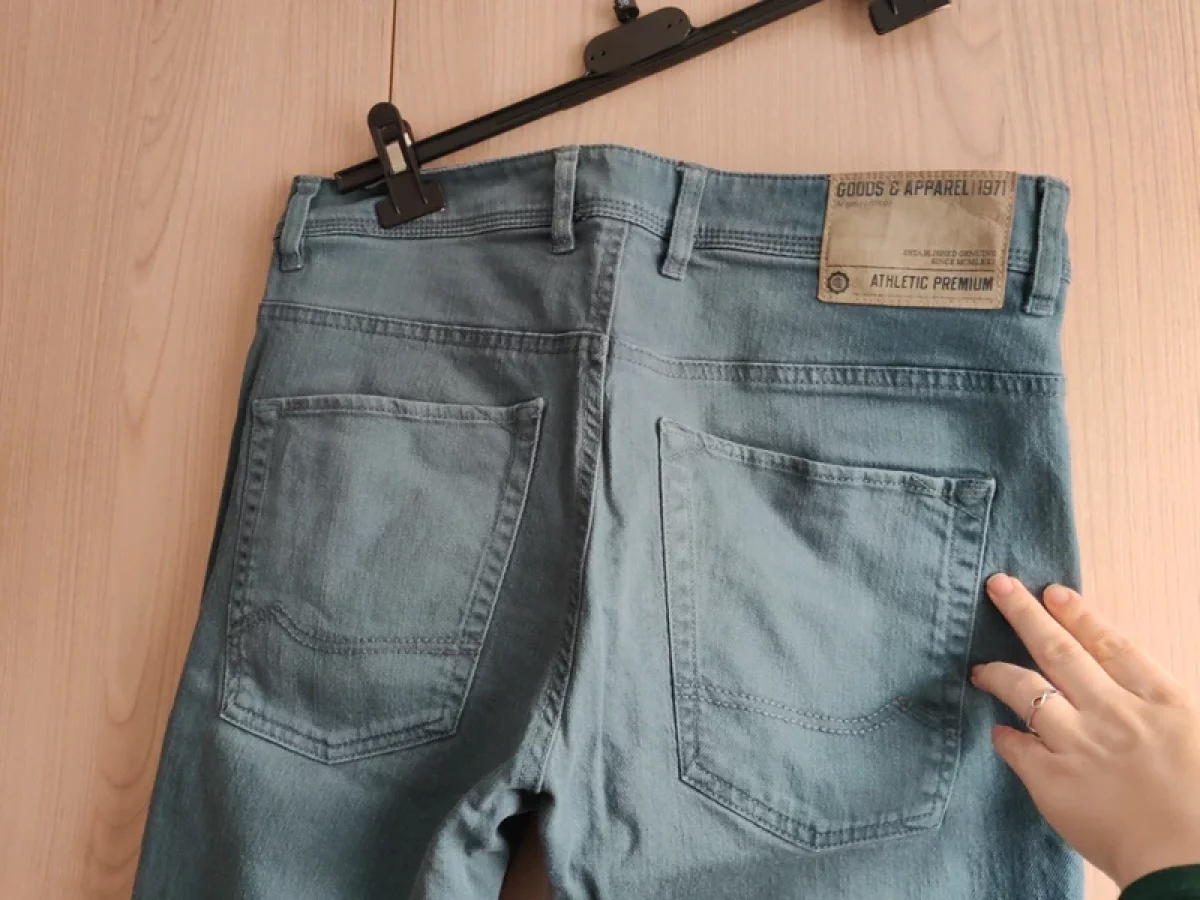 Illustration de Jeans homme bleu canard