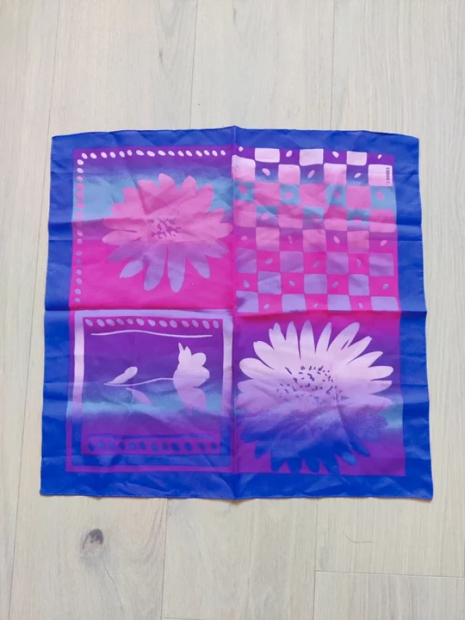 Illustration de Foulard carré mauve et fushia