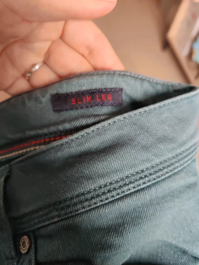 Illustration de Jeans homme bleu canard