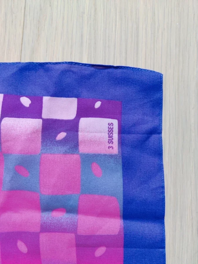 Illustration de Foulard carré mauve et fushia