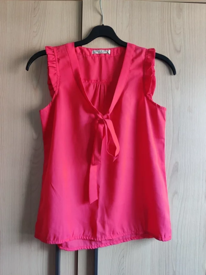 Illustration de Chemisier / blouse ample