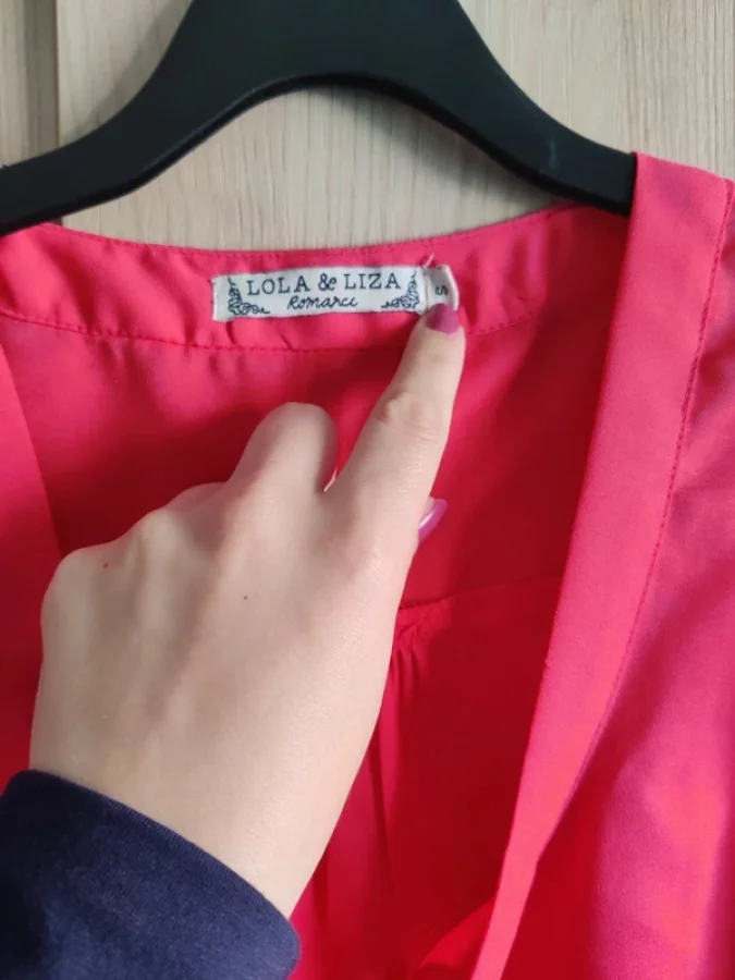 Illustration de Chemisier / blouse ample