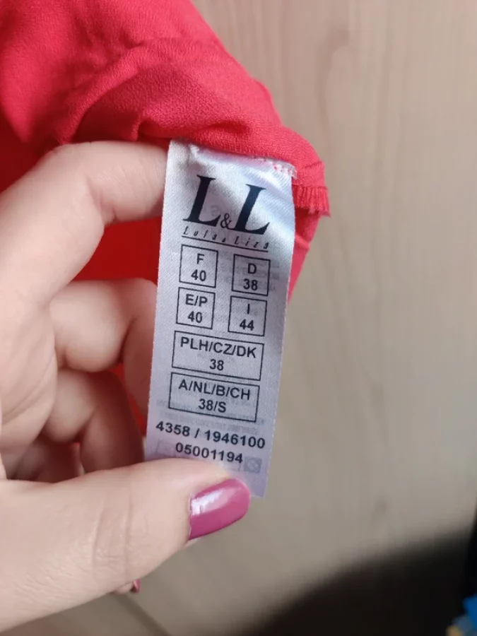 Illustration de Chemisier / blouse ample