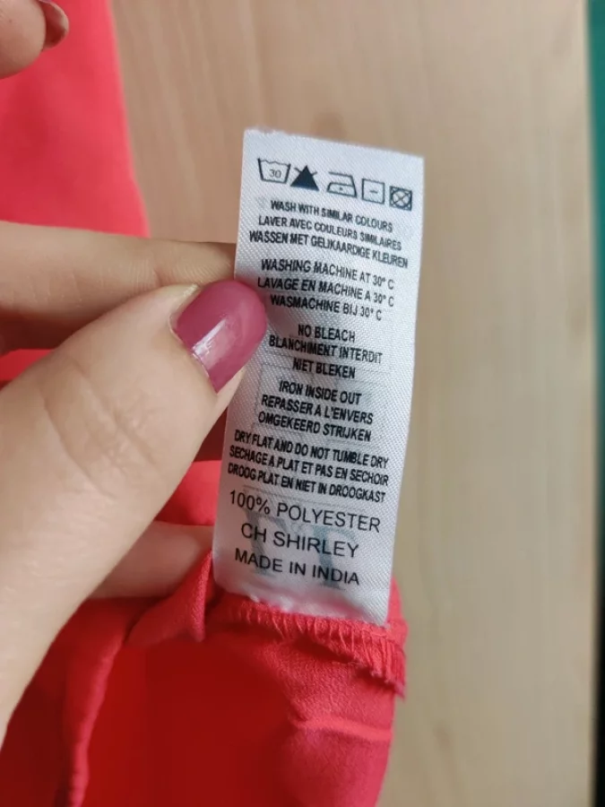 Illustration de Chemisier / blouse ample