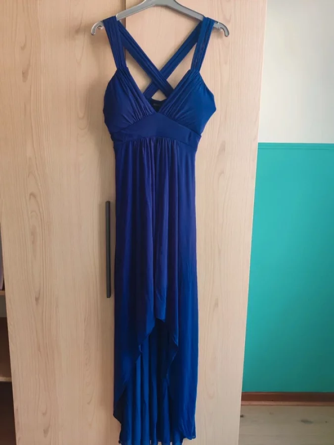 Illustration de Robe de cérémonie bleue marine