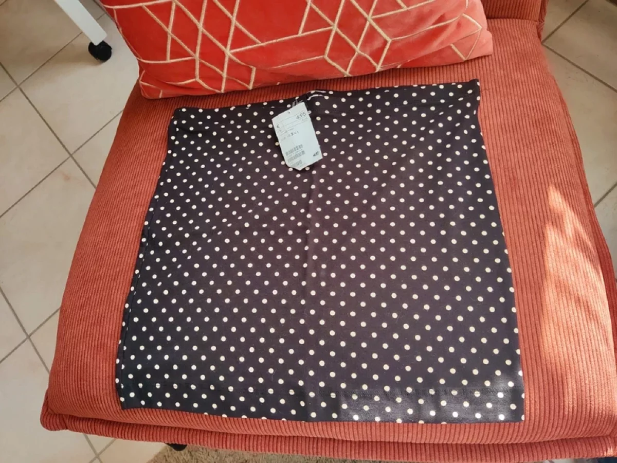 Illustration de Jupe moulante noire à pois blanc neuve