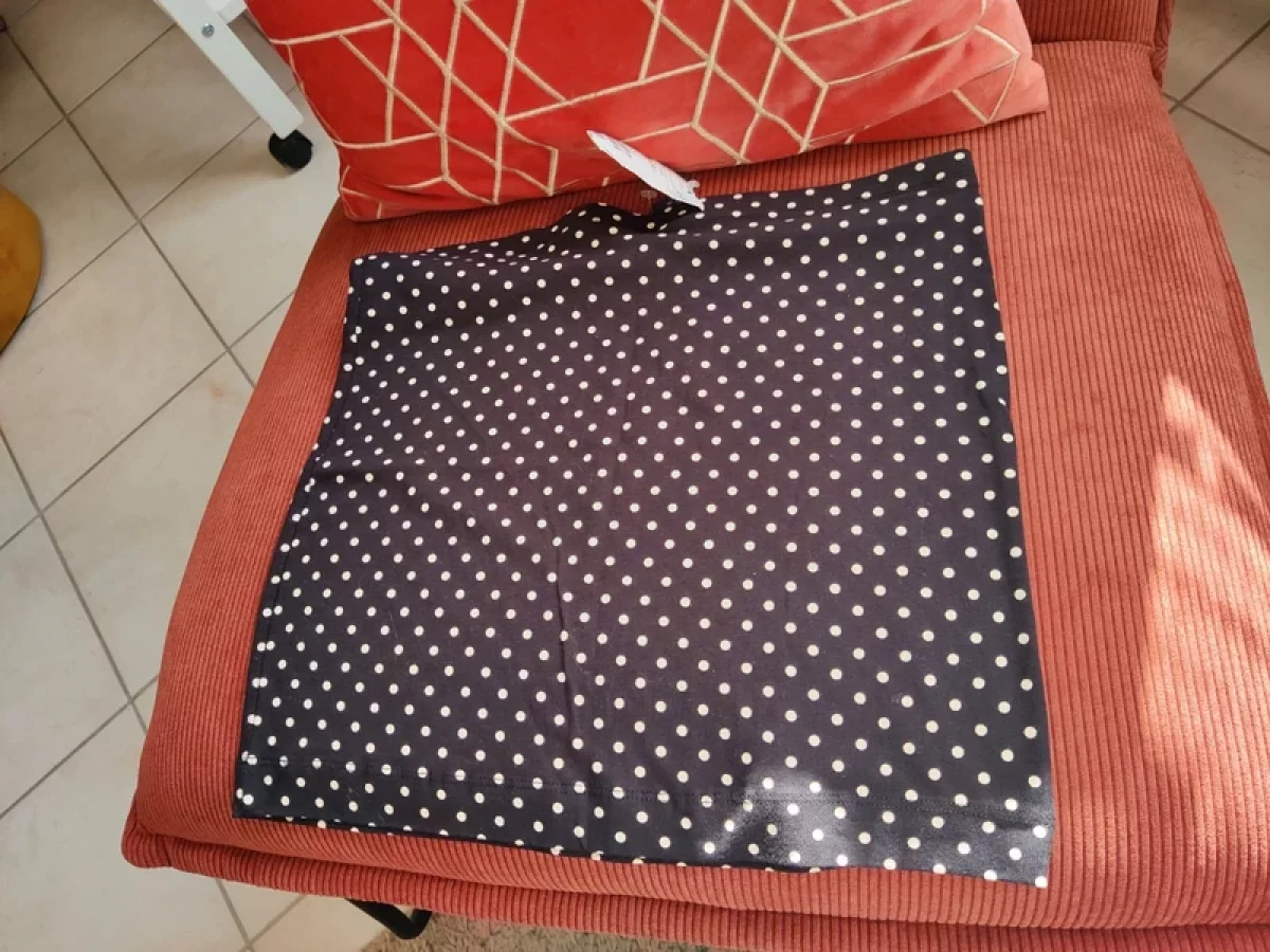 Illustration de Jupe moulante noire à pois blanc neuve