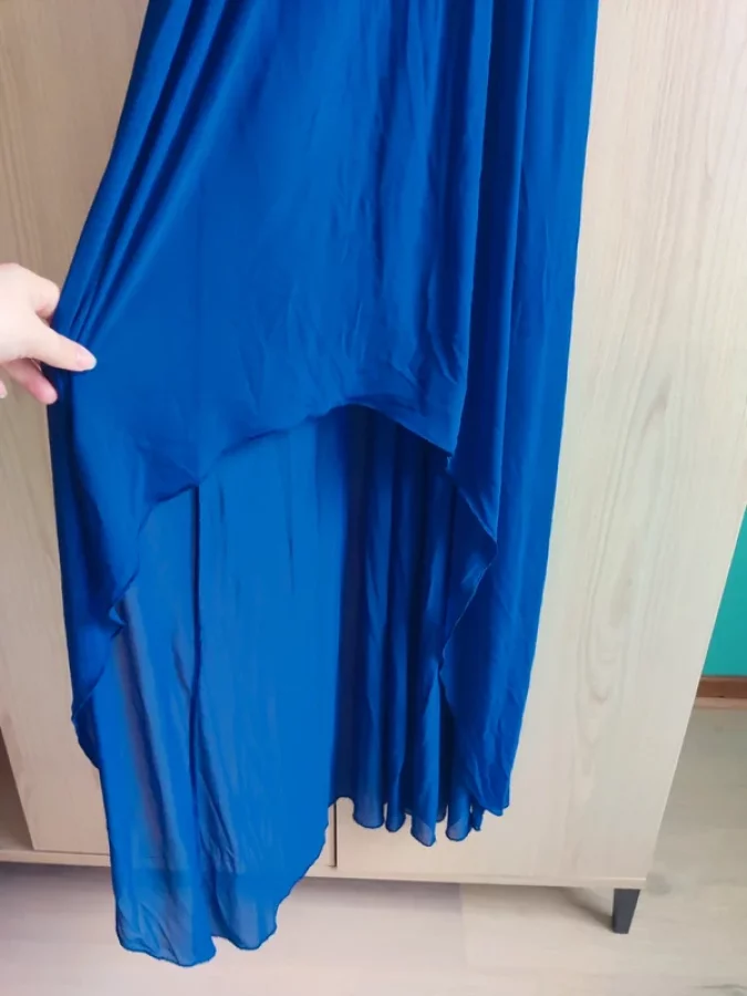 Illustration de Robe de cérémonie bleue marine