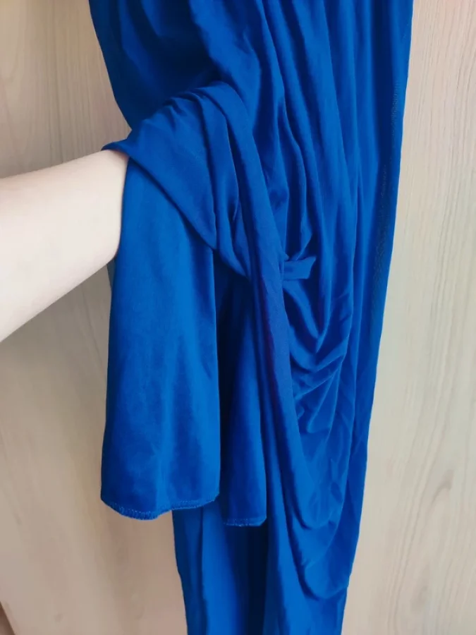 Illustration de Robe de cérémonie bleue marine