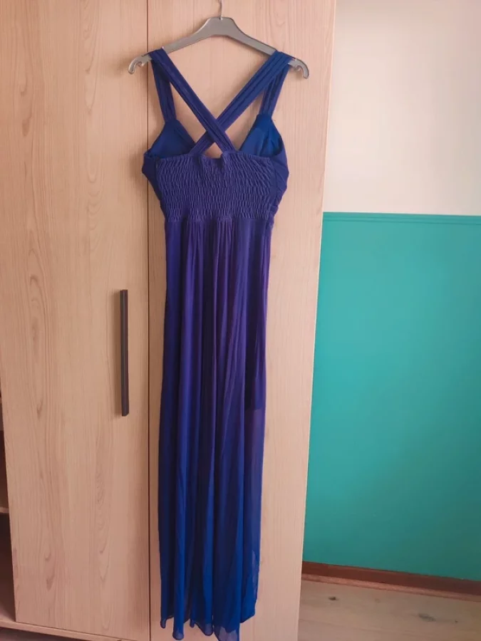 Illustration de Robe de cérémonie bleue marine