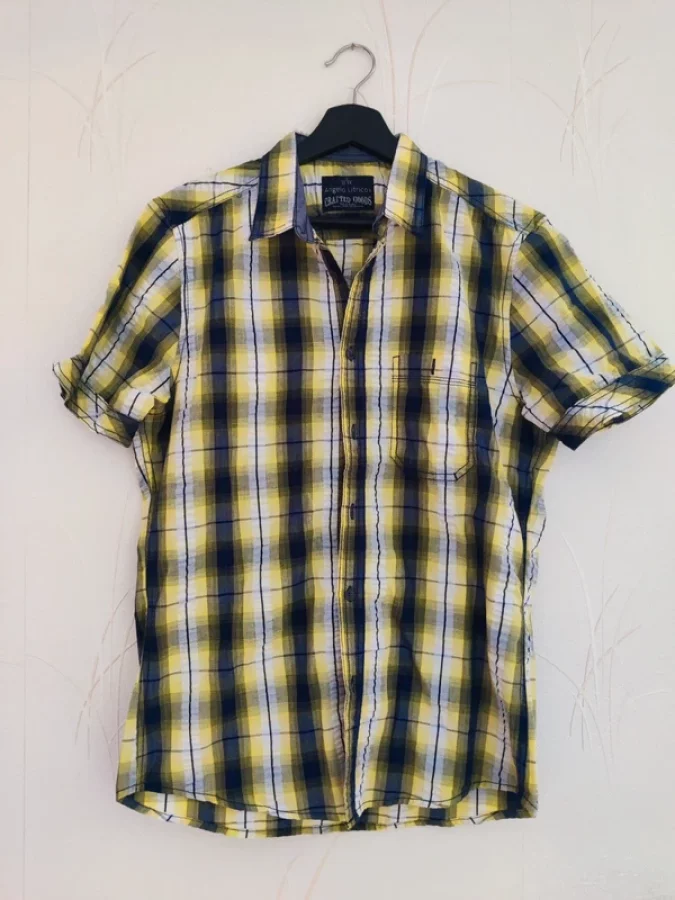 Illustration de Chemise homme jaune et bleu