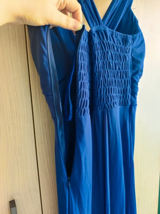 Illustration de Robe de cérémonie bleue marine