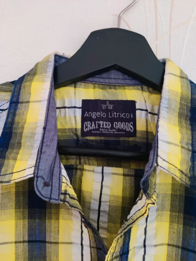 Illustration de Chemise homme jaune et bleu