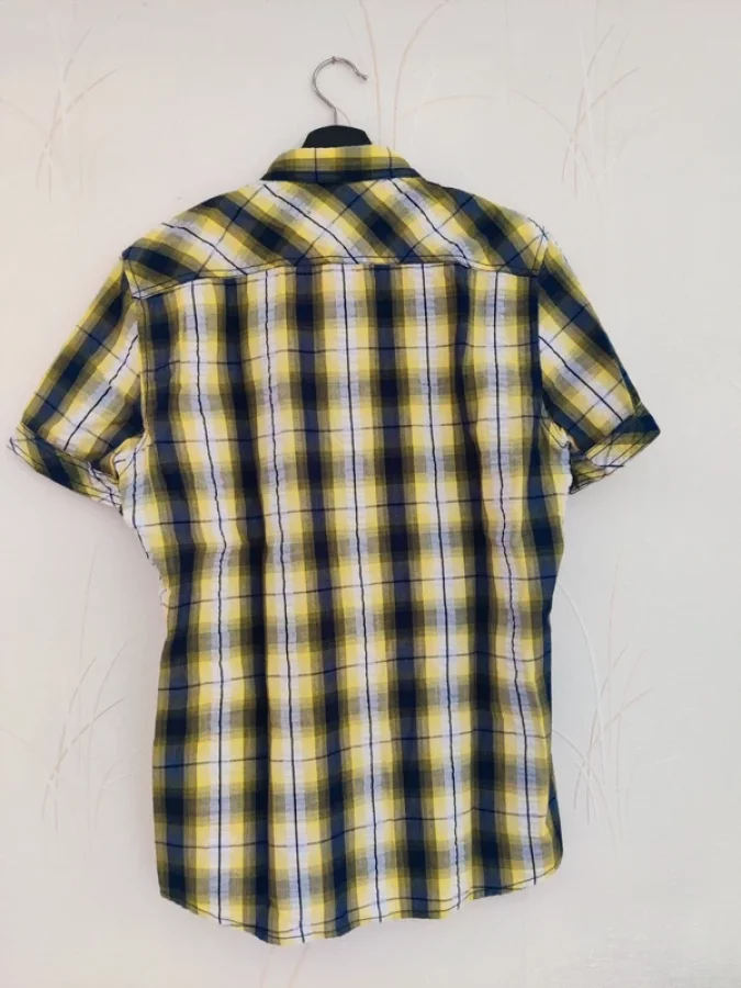 Illustration de Chemise homme jaune et bleu