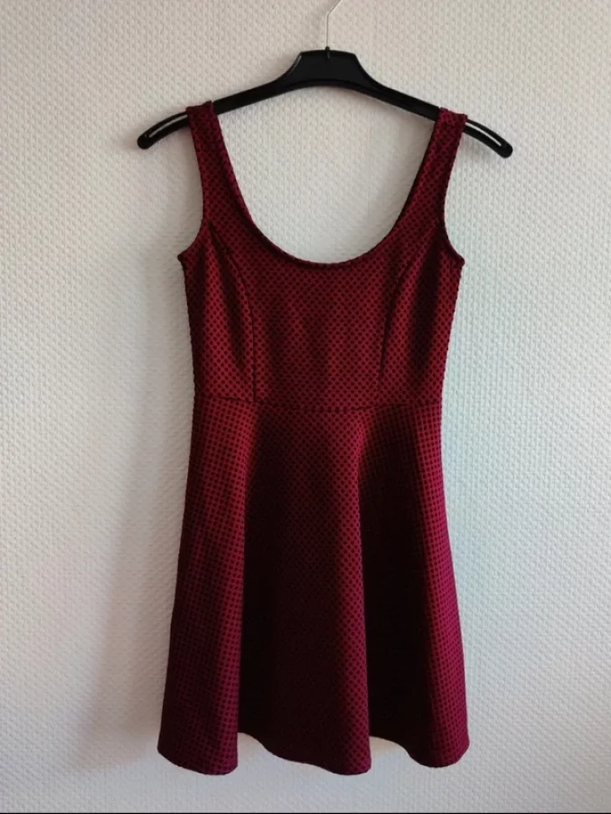 Illustration de Robe bordeaux vintage à pois noirs