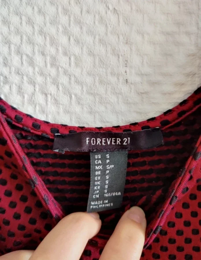 Illustration de Robe bordeaux vintage à pois noirs