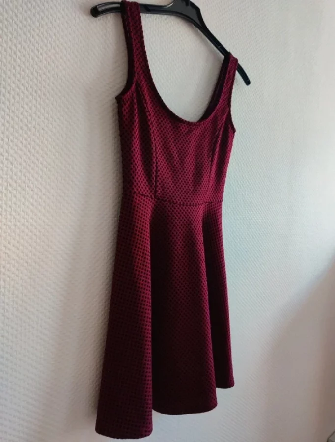Illustration de Robe bordeaux vintage à pois noirs