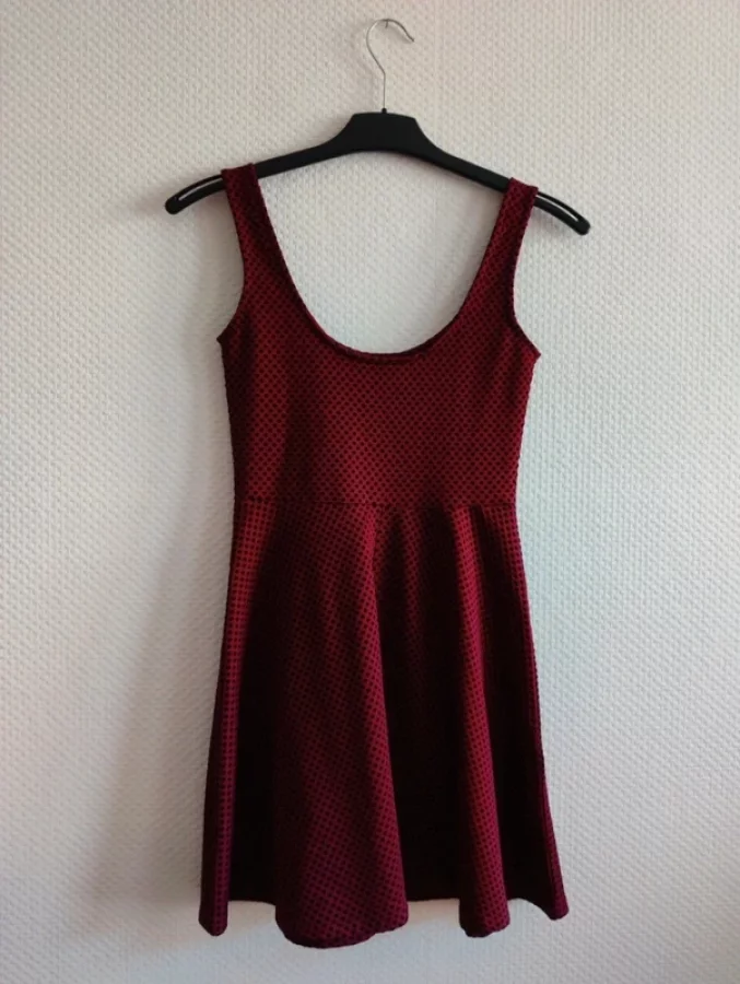 Illustration de Robe bordeaux vintage à pois noirs