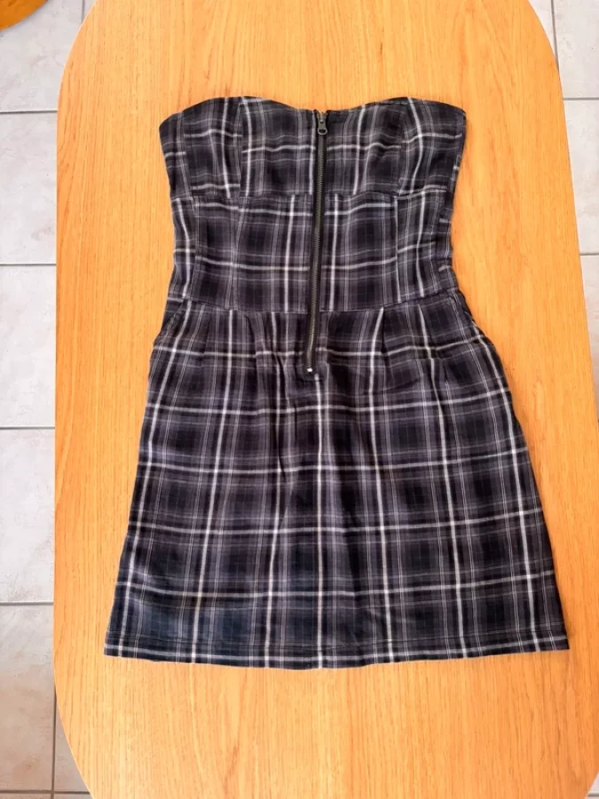 Illustration de Robe bustier style écolière
