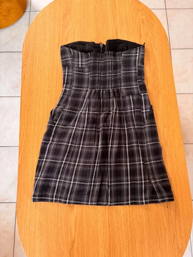 Illustration de Robe bustier style écolière