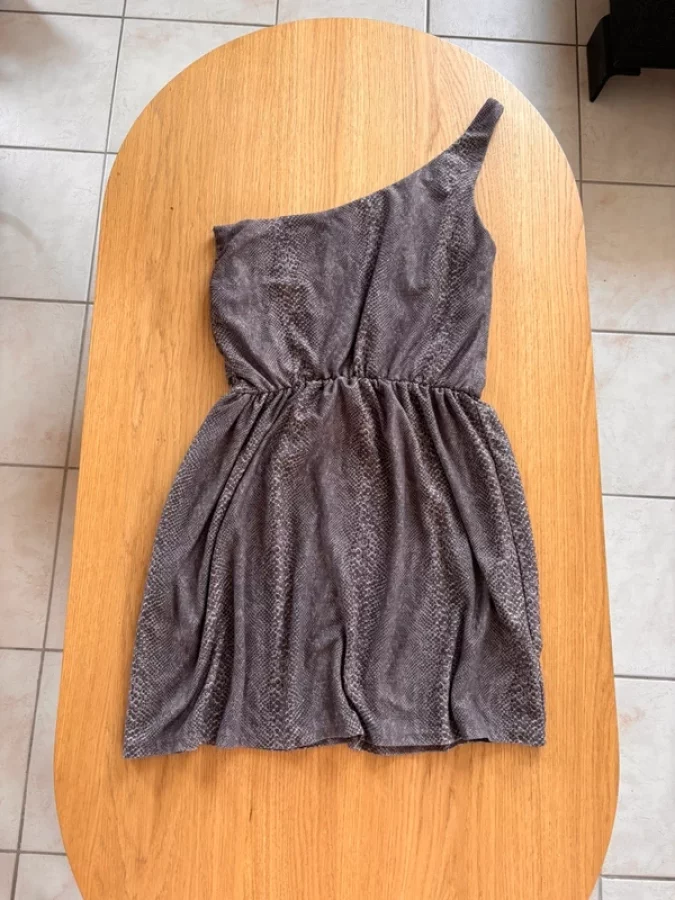 Illustration de Robe asymétrique motif animal