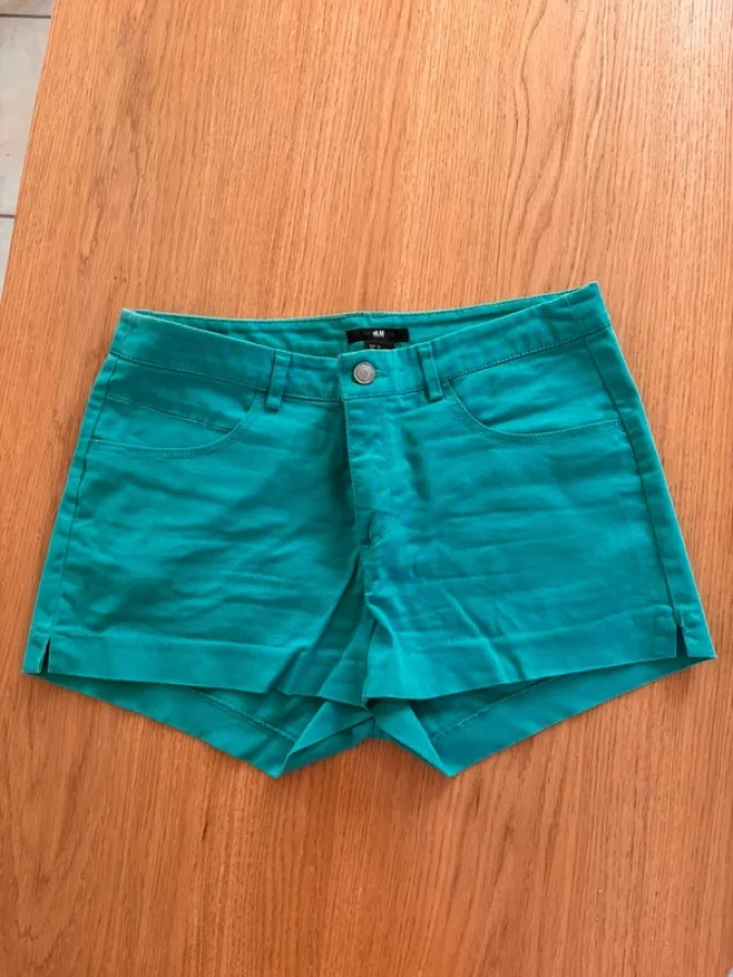 Illustration de Short turquoise foncé