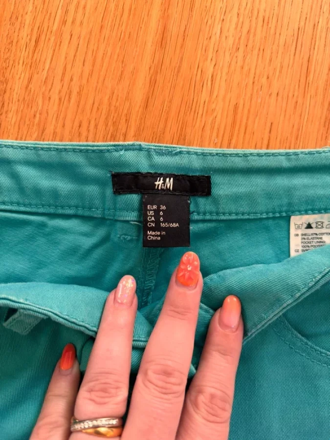 Illustration de Short turquoise foncé