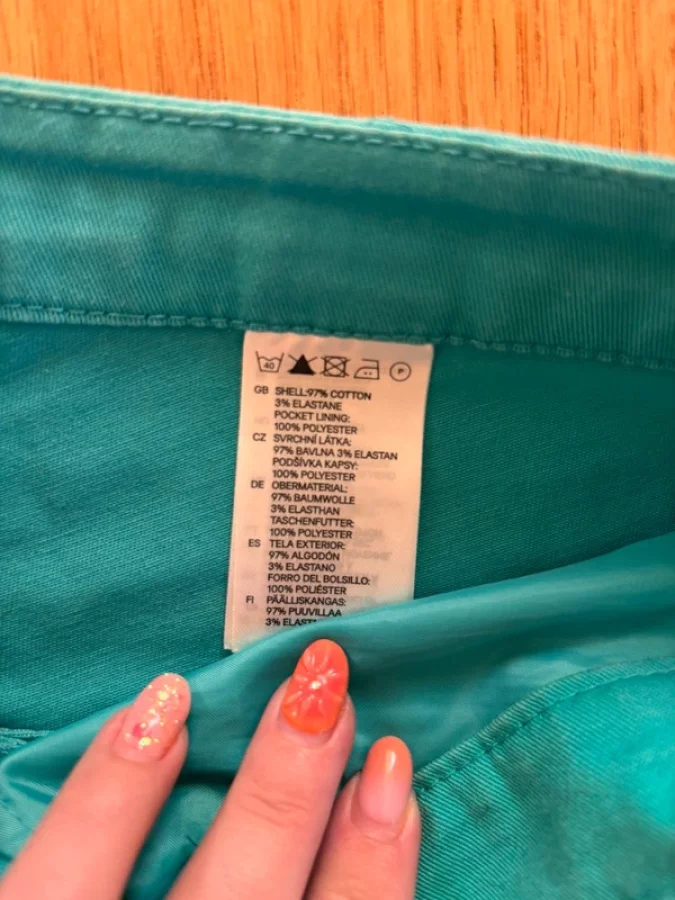 Illustration de Short turquoise foncé