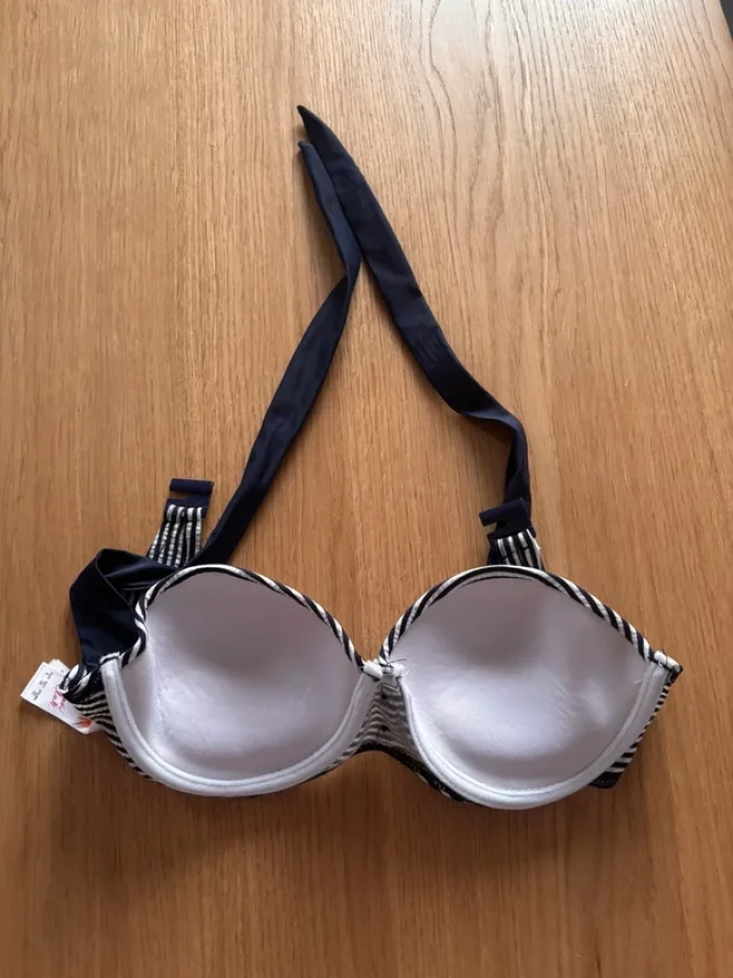 Illustration de Haut de bikini marine neuf