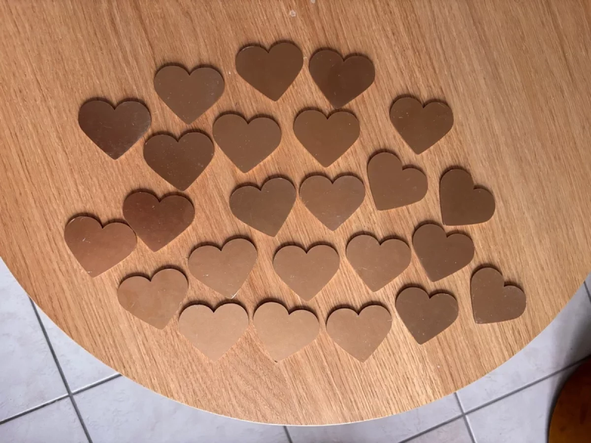 Illustration de Lot de 14 cœurs doré bronze