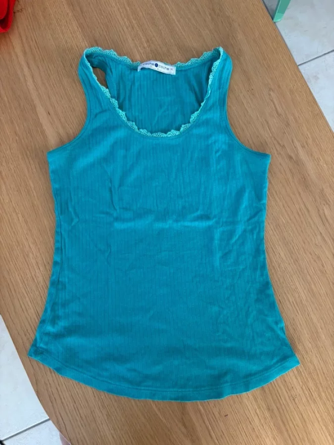 Illustration de Débardeur turquoise et dentelle
