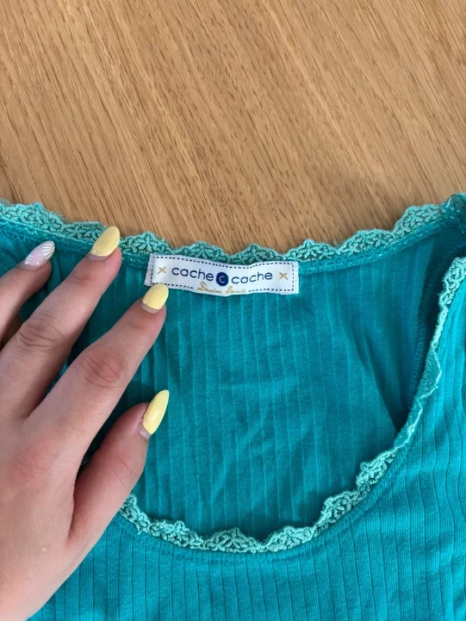 Illustration de Débardeur turquoise et dentelle