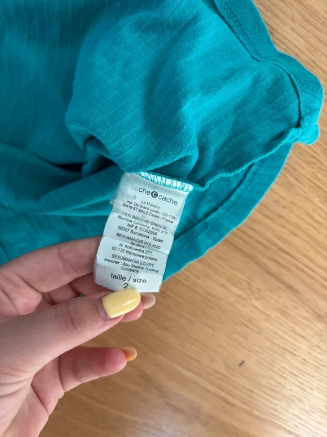 Illustration de Débardeur turquoise et dentelle