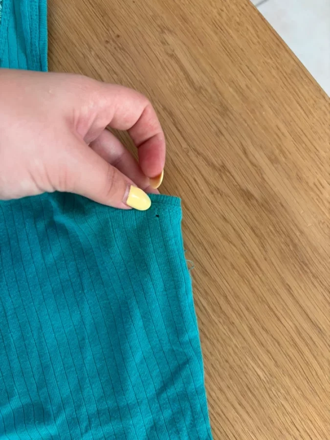 Illustration de Débardeur turquoise et dentelle