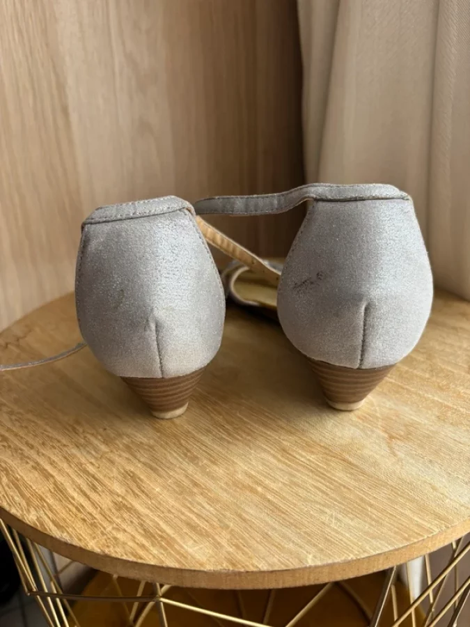 Illustration de Sandales d’été grises pailletées