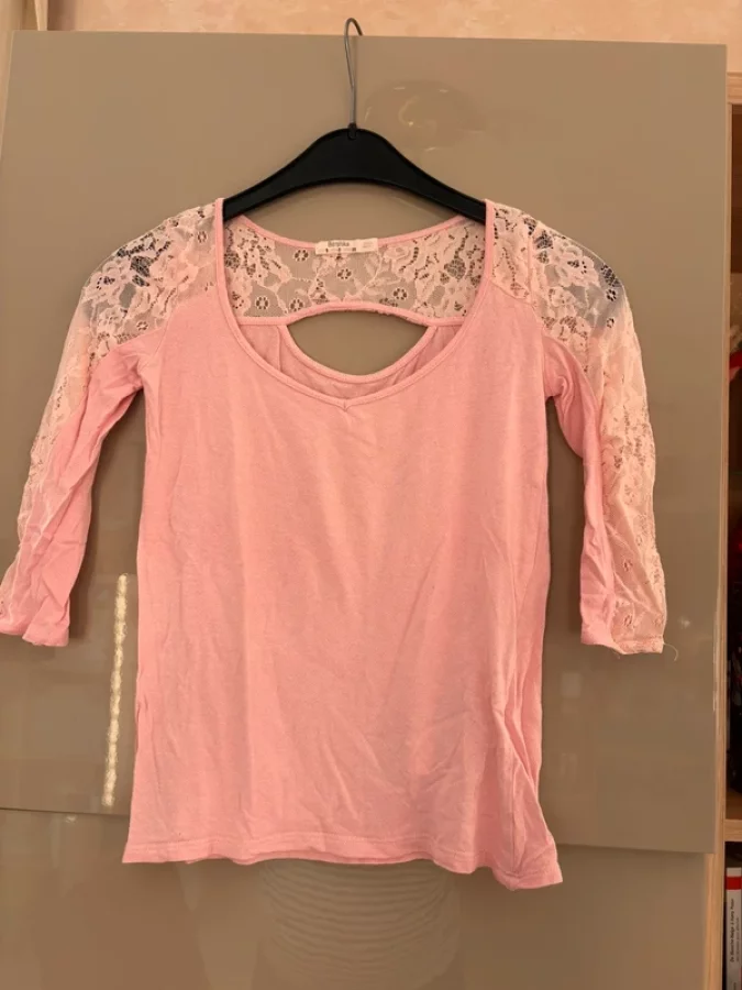 Illustration de T-shirt léger rose clair et dentelle